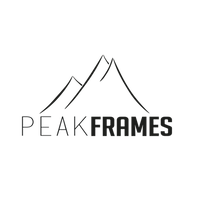 Das PeakFrames Logo zeigt den Schriftzug unter der Silhouette dreier Bergspitzen.