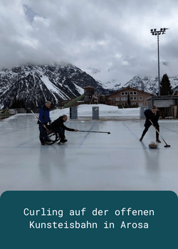 Stephan Gmür stösst einen Curlingstein über das Eis.
