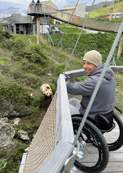 Stephan Gmür geniesst die Aussicht auf das Bärenland Arosa.