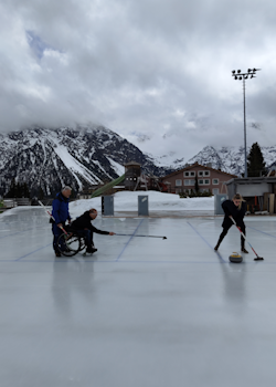 Stephan Gmür stösst einen Curlingstein über das Eis.