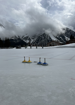 Bild der offenen Kunsteisbahn in Arosa.