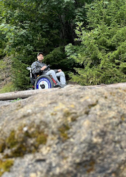 Stephan Gmür fährt den Weg durch den Wald im Diemtigtal.