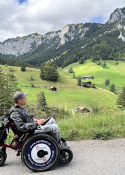 Stephan Gmür fährt im JST Mountain Drive-Rollstuhl durch das Diemtigtal.